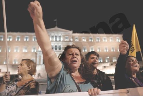 ΦΩΤΟ-Συγκέντρωση διαμαρτυρίας έξω από τη Βουλή