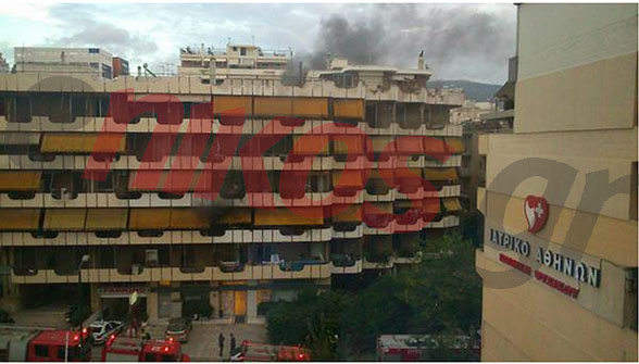 ΤΩΡΑ-ΦΩΤΟ-Φωτιά σε πολυκατοικία στους Αμπελοκήπους