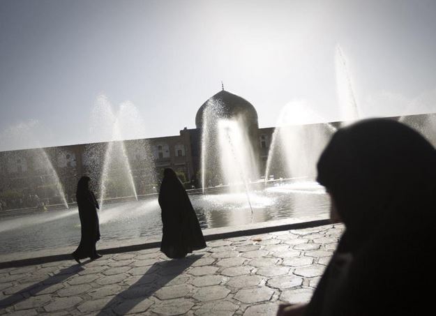 Τους έριξαν οξύ γιατί φορούσαν “λάθος” την ισλαμική μαντίλα