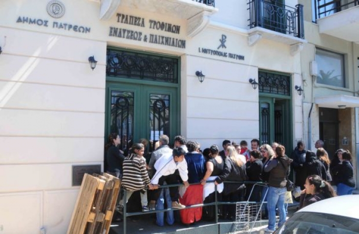 ΦΩΤΟ-Στην ουρά για βοήθημα… 18,75 ευρώ