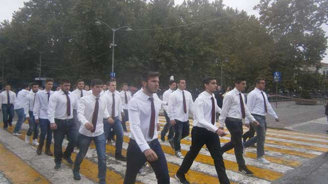 Μαθητές δάγκωσαν τις γραβάτες στην παρέλαση των Τρικάλων