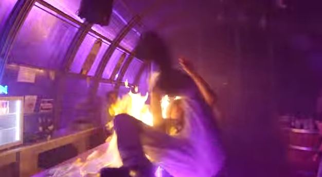 ΒΙΝΤΕΟ-Πελάτης πήρε φωτιά σε μπαρ