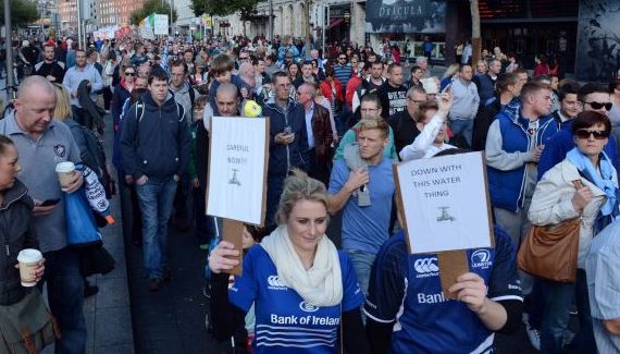 ΦΩΤΟ-Χιλιάδες Ιρλανδοί στο δρόμο κατά των χρεώσεων στην ύδρευση
