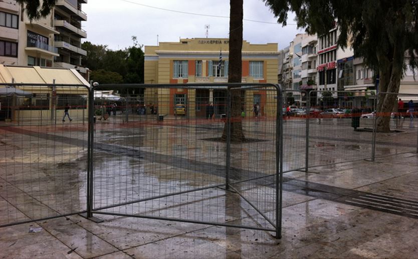 ΦΩΤΟ-Κιγκλιδώματα στο Ηράκλειο για την παρέλαση