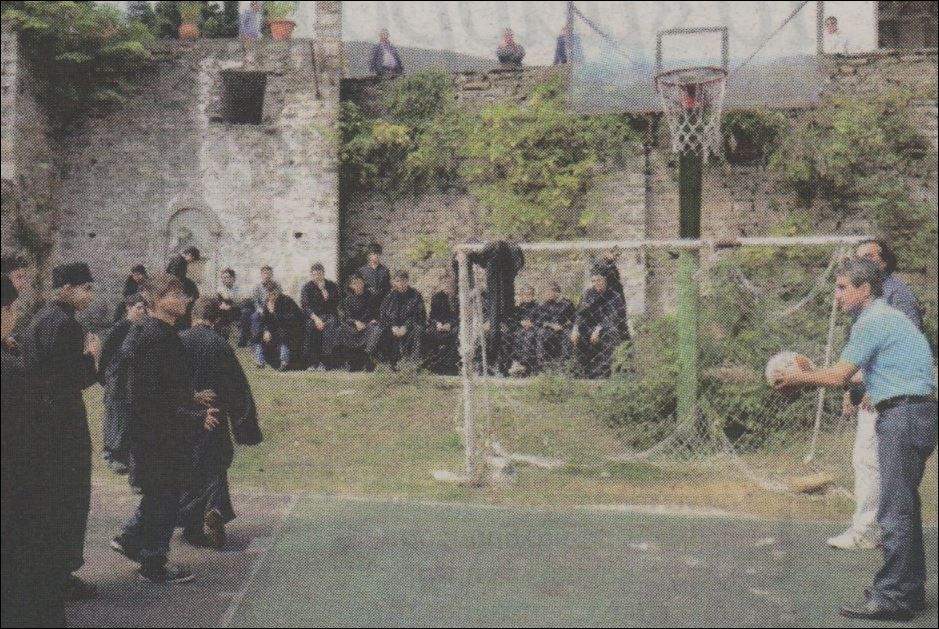 ΦΩΤΟ-Ο Λοβέρδος έπαιξε… μπάλα στο Άγιο Όρος