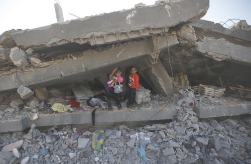 ΓΑΖΑ-Παίζουν ανάμεσα στα συντρίμμια