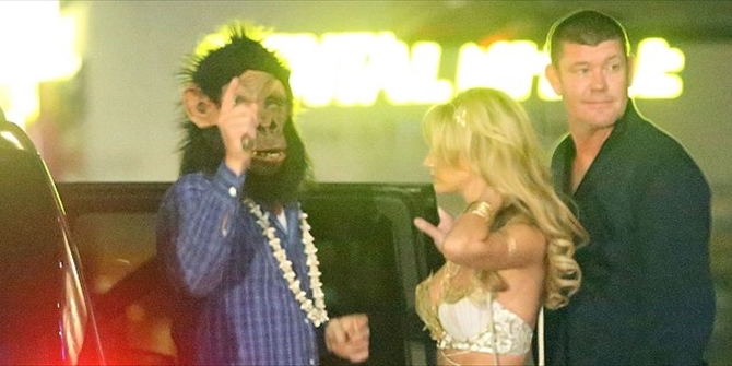 ΦΩΤΟ-Με μάσκα χιμπατζή διασκεδάζει ο Ντι Κάπριο