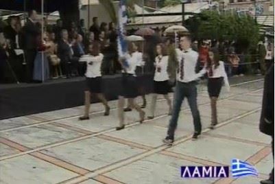 ΦΩΤΟ- Παρέλαση υπό βροχή