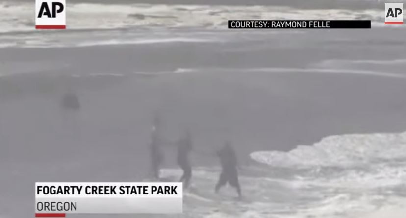 ΒΙΝΤΕΟ-Ανθρώπινη αλυσίδα σώζει από πνιγμό κολυμβητή