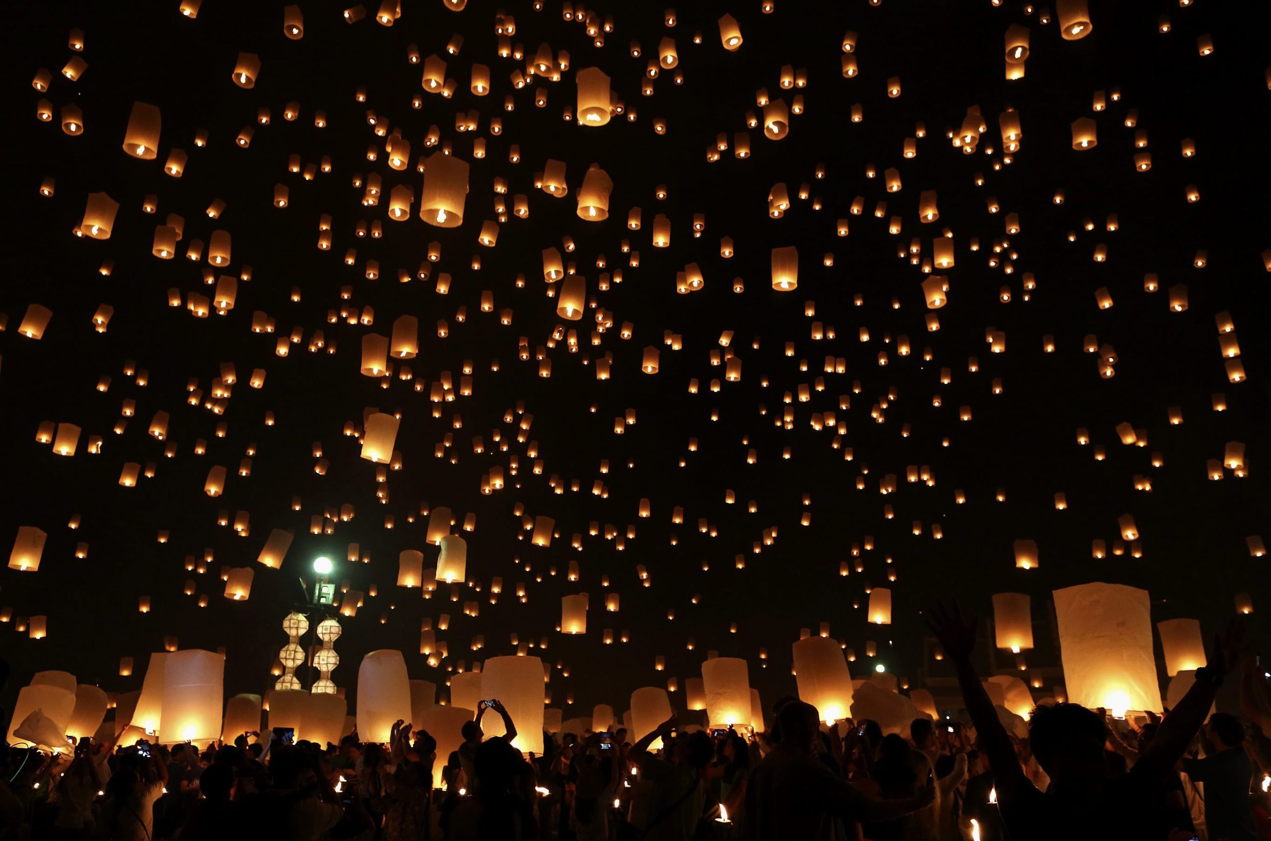 ΦΩΤΟ-Εκατοντάδες φανάρια φώτισαν τον ουρανό της Ταϊλάνδης
