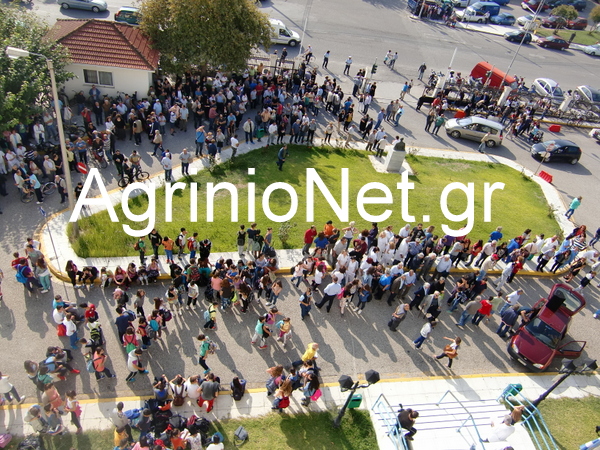 ΦΩΤΟ-Μεσολόγγι: Διαδηλώνουν κατά του διοικητή του νοσοκομείου