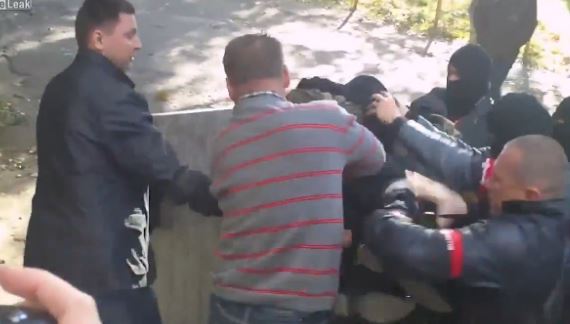 ΒΙΝΤΕΟ-Πέταξαν πολιτικό σε κάδο απορριμμάτων