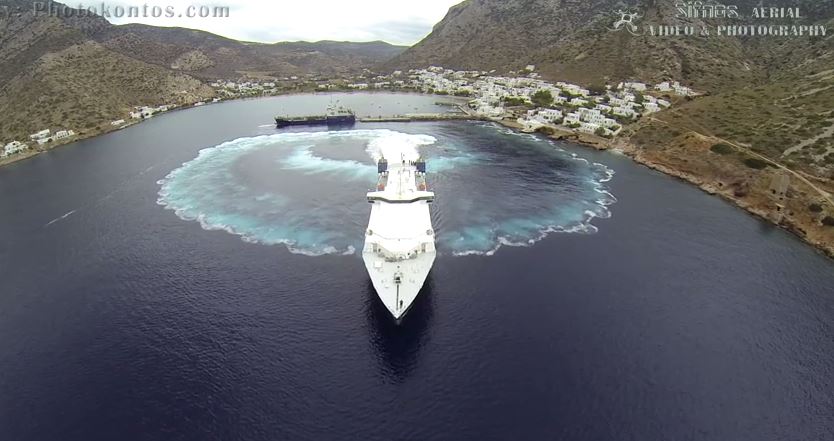 ΒΙΝΤΕΟ-Το πλοίο έφυγε από τη Σίφνο με… πιρουέτα