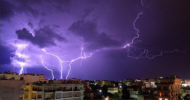 ΦΩΤΟ- Δέος από τις αστραπές τη νύχτα στον Πύργο