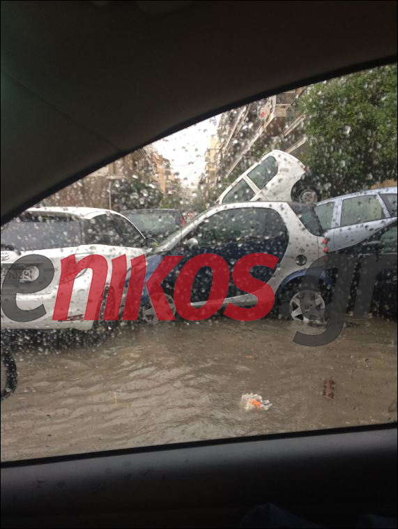 ΦΩΤΟ-Εικόνες καταστροφής στον Πειραιά