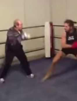 ΒΙΝΤΕΟ-Ηλικιωμένος έριξε στο καναβάτσο νεαρό μαχητή