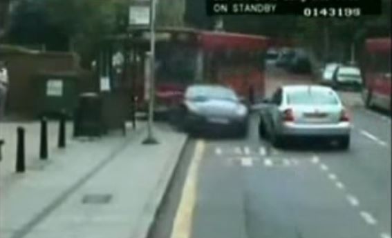 ΒΙΝΤΕΟ-Έριξε το λεωφορείο πάνω στην Porsche που έκλεινε τη στάση