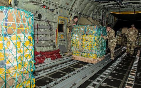 Ρίψεις τροφίμων και πυρομαχικών από τις ΗΠΑ