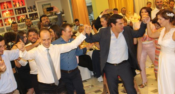 ΦΩΤΟ-Ο Τσίπρας χόρεψε στο γάμο του Μπάρκα