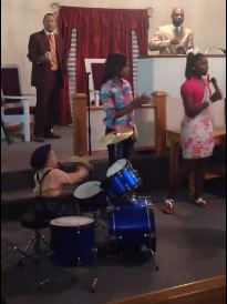 ΒΙΝΤΕΟ-Ντράμερ από κούνια