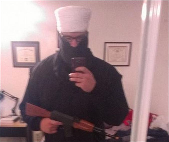 ΦΩΤΟ-Ντύνονται… τζιχαντιστές για το Halloween