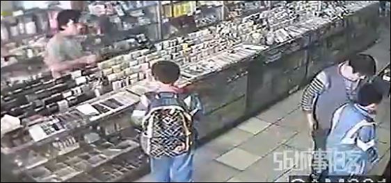 ΒΙΝΤΕΟ-Επικός καυγάς γιαγιάς-εγγονού για ένα παιχνίδι