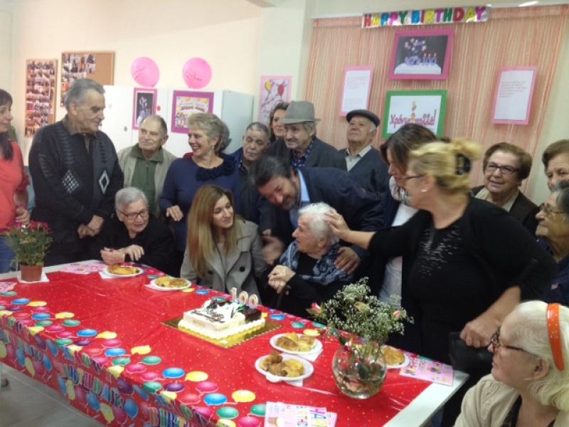 ΒΙΝΤΕΟ-Έσβησε 100 κεράκια