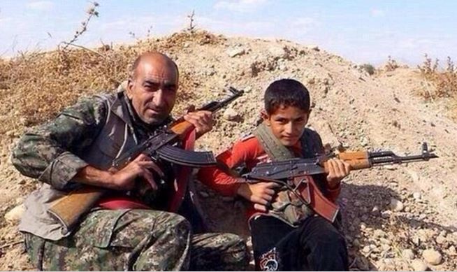 ΦΩΤΟ-Παιδιά με Καλάσνικοφ στη μάχη για το Κομπάνι