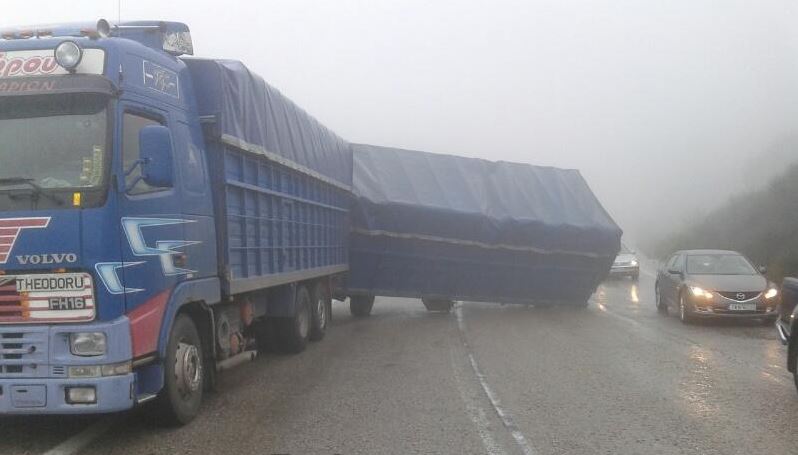 ΦΩΤΟ- Τροχαίο με νταλίκα στο Δομοκό