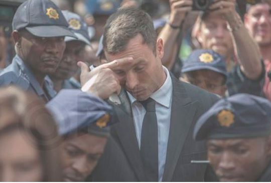 ΦΩΤΟ-Χωρίς ποινή έφυγε από το δικαστήριο ο Πιστόριους