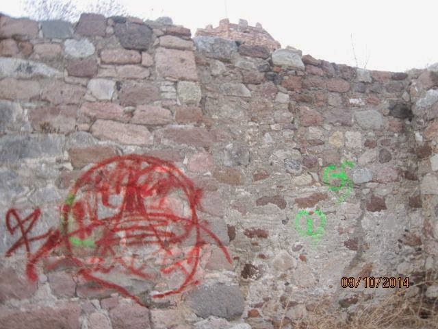 ΦΩΤΟ-Βανδαλισμοί στο Κάστρο της Μυτιλήνης