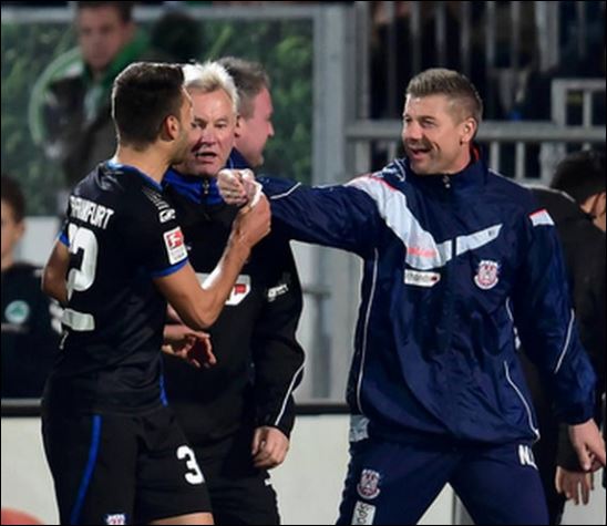 ΦΩΤΟ-Σκόραρε με φάουλ και ο προπονητής του έδωσε… 10 ευρώ