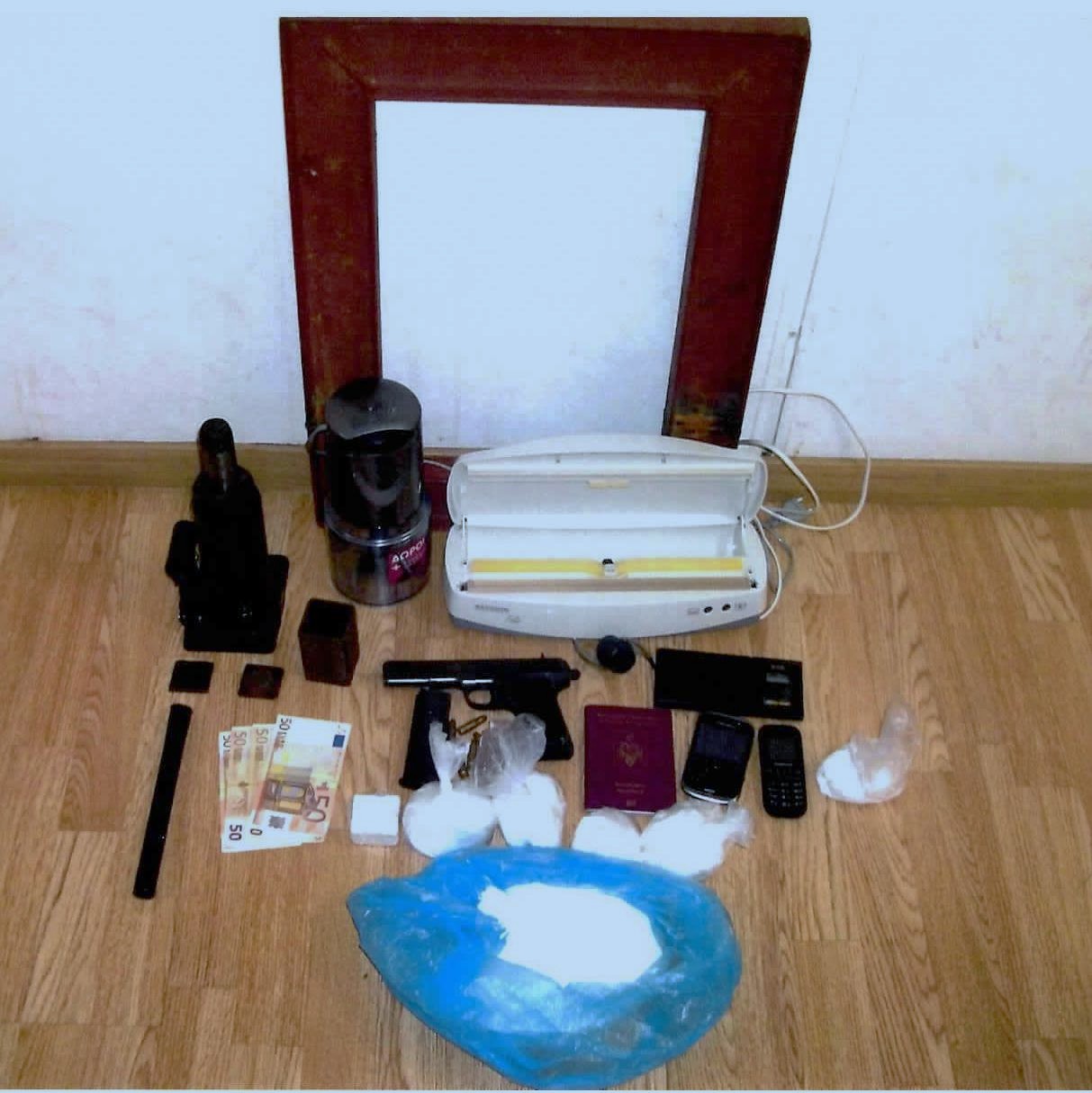 Εντοπίστηκε εργαστήριο νόθευσης, συσκευασίας και τυποποίησης ναρκωτικών