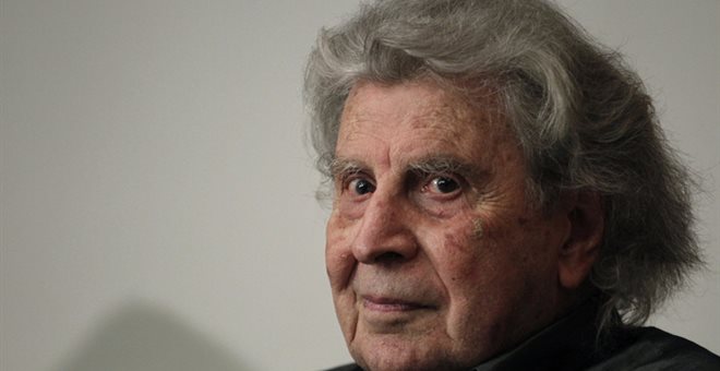 Στο νοσοκομείο ο Μίκης Θεοδωράκης