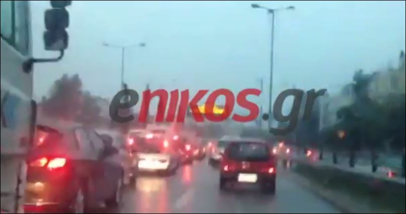 TΩΡΑ-ΒΙΝΤΕΟ-Καταρρακτώδης βροχή και μποτιλιάρισμα στην εθνική οδό Αθηνών-Λαμίας