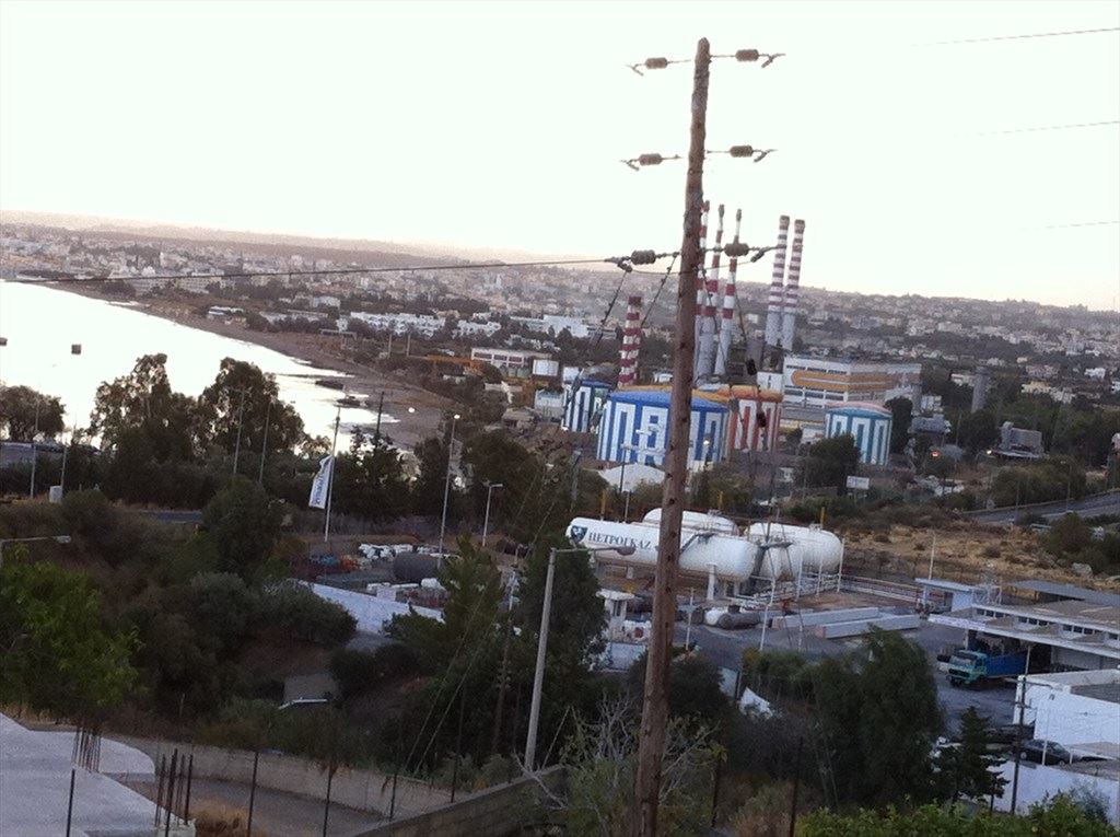 ΦΩΤΟ-Δρόμος με κλειστά φώτα τη νύχτα και… ανοιχτά την ημέρα