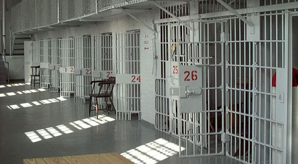 Σπάνε τα ισόβια για τους καταχραστές