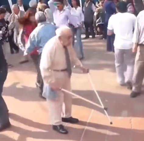 ΒΙΝΤΕΟ-Ο παππούς πετάει τις πατερίτσες και… χορεύει