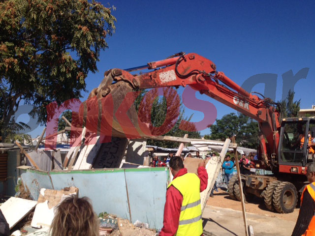 ΤΩΡΑ-ΦΩΤΟ-Μπουλντόζες κατεδαφίζουν τις παράγκες των Ρομά