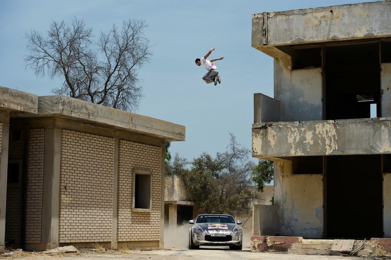 ΒΙΝΤΕΟ-Άνθρωπος vs αυτοκινήτου