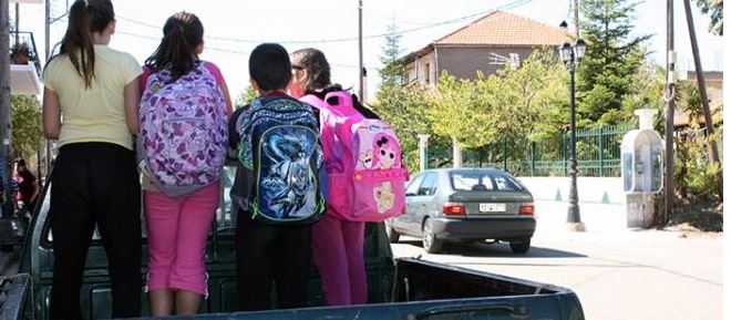 ΦΩΤΟ-Στοιβαγμένοι μαθητές σε καρότσες για να πάνε σχολείο