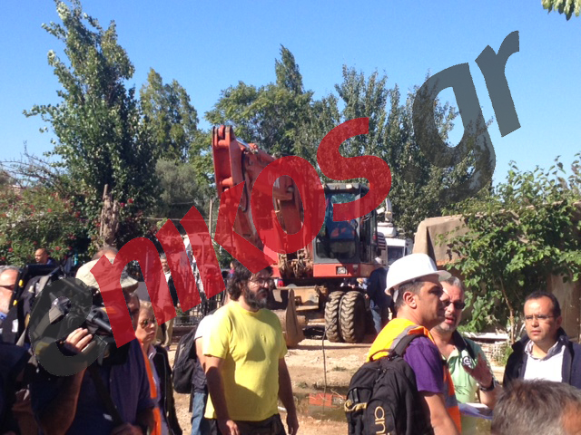 ΤΩΡΑ-ΦΩΤΟ-Μπήκαν οι μπουλντόζες στον καταυλισμό