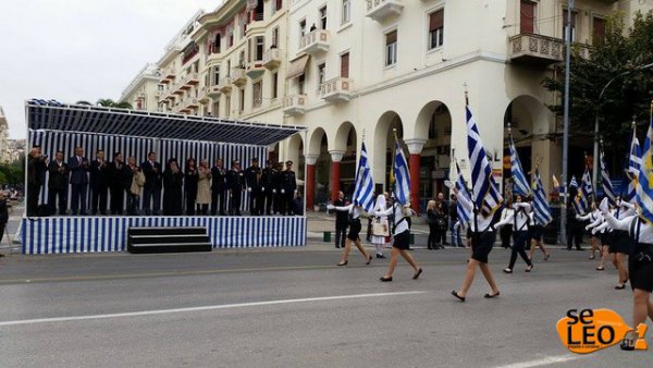 ΦΩΤΟ-Σε εξέλιξη η μαθητική παρέλαση στο κέντρο της Θεσσαλονίκης