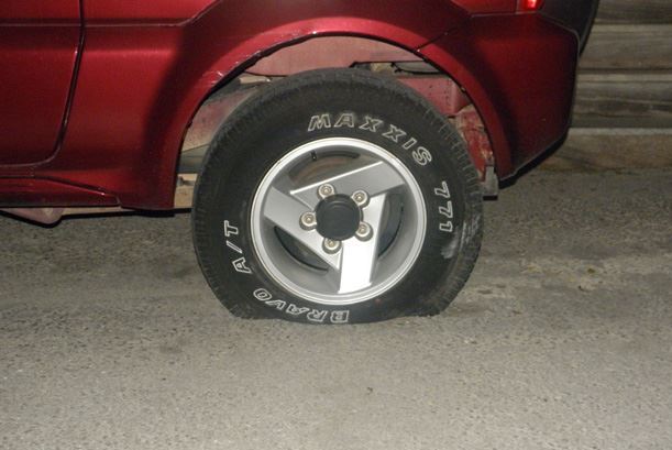 ΦΩΤΟ-Κυκλοφορούσε με μαχαίρι κι έσκιζε λάστιχα