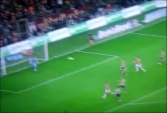 ΒΙΝΤΕΟ-Γκολ-μαγεία από τον Σνάιντερ