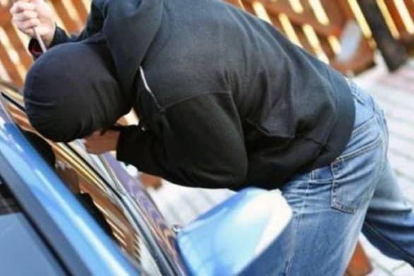 Πάτρα-Τους άνοιγαν τα αμάξια την ώρα που έβλεπαν ποδόσφαιρο