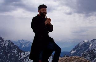 ΒΙΝΤΕΟ-Το πρωί παπάς το βράδυ… τραγουδιστής