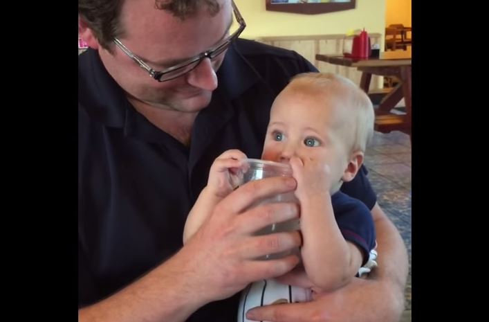 ΒΙΝΤΕΟ-Το μωρό που τρελαίνεται να πίνει νερό