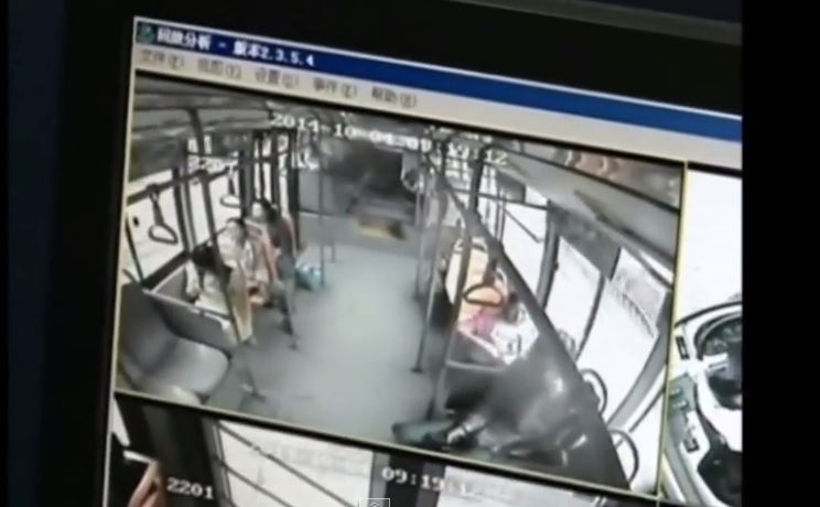 ΒΙΝΤΕΟ-Της έσκασε το “κινητό” στα χέρια