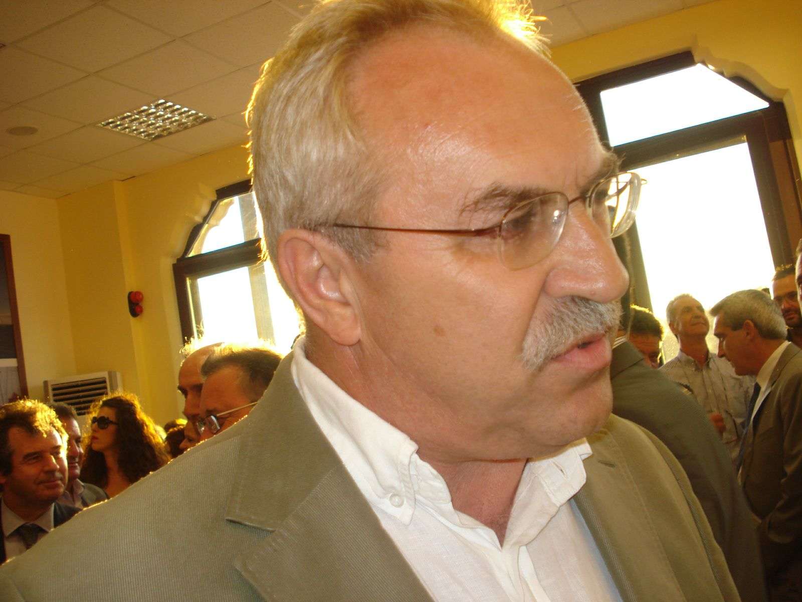 ΦΩΤΟ-Ο βουλευτής του ΣΥΡΙΖΑ που αρνήθηκε την εξέδρα των επισήμων